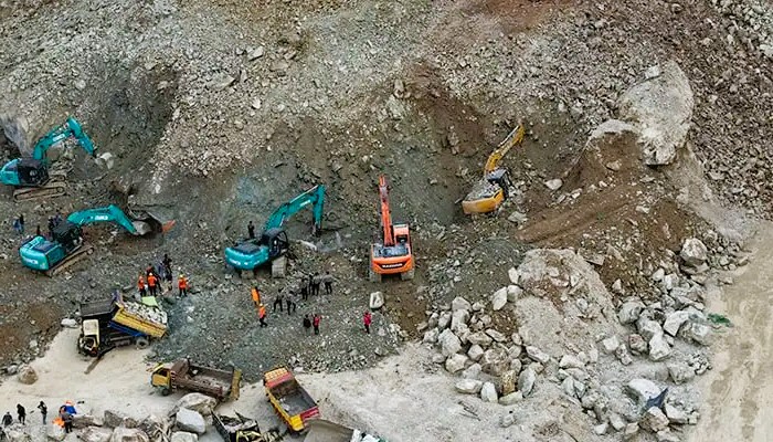Longsoran batu di tambang kapur Cirebon menewaskan 17 orang